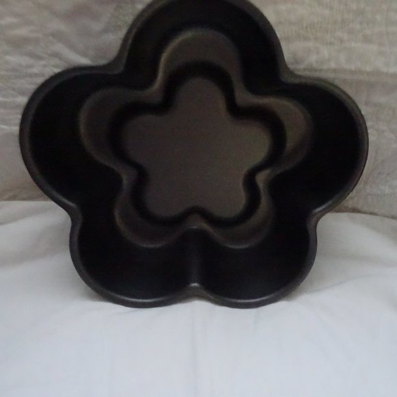 Petal Cast Aluminum Bundt Cake Pan 8 Cup - Picture 3 of 3